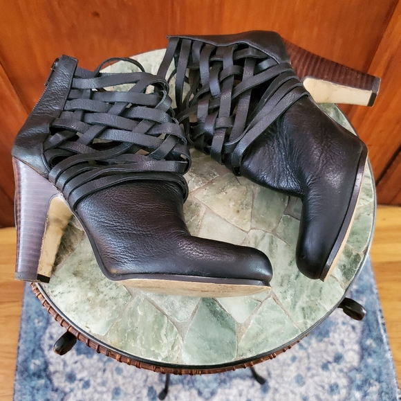 DV - Dolce Vita - Mesh Cut-Out Ankle Boots, size 7 - Picture 3 of 5